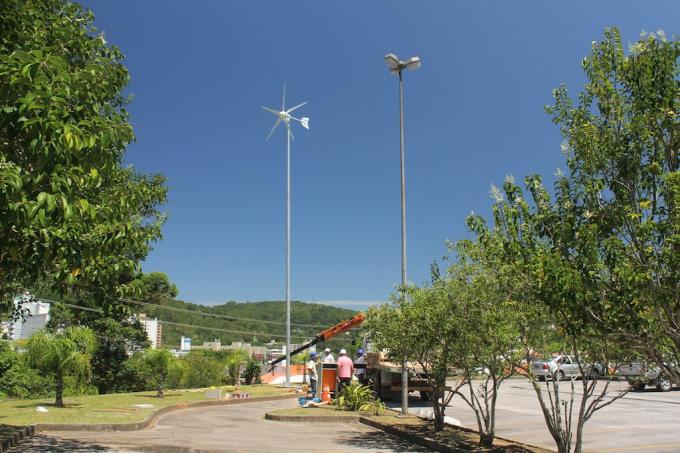 Χαμηλού θορύβου σχεδιασμένος ηλιακός υβριδικός αναστροφέας αέρα 1300W IP65, υβριδικός ηλιακός ελεγκτής